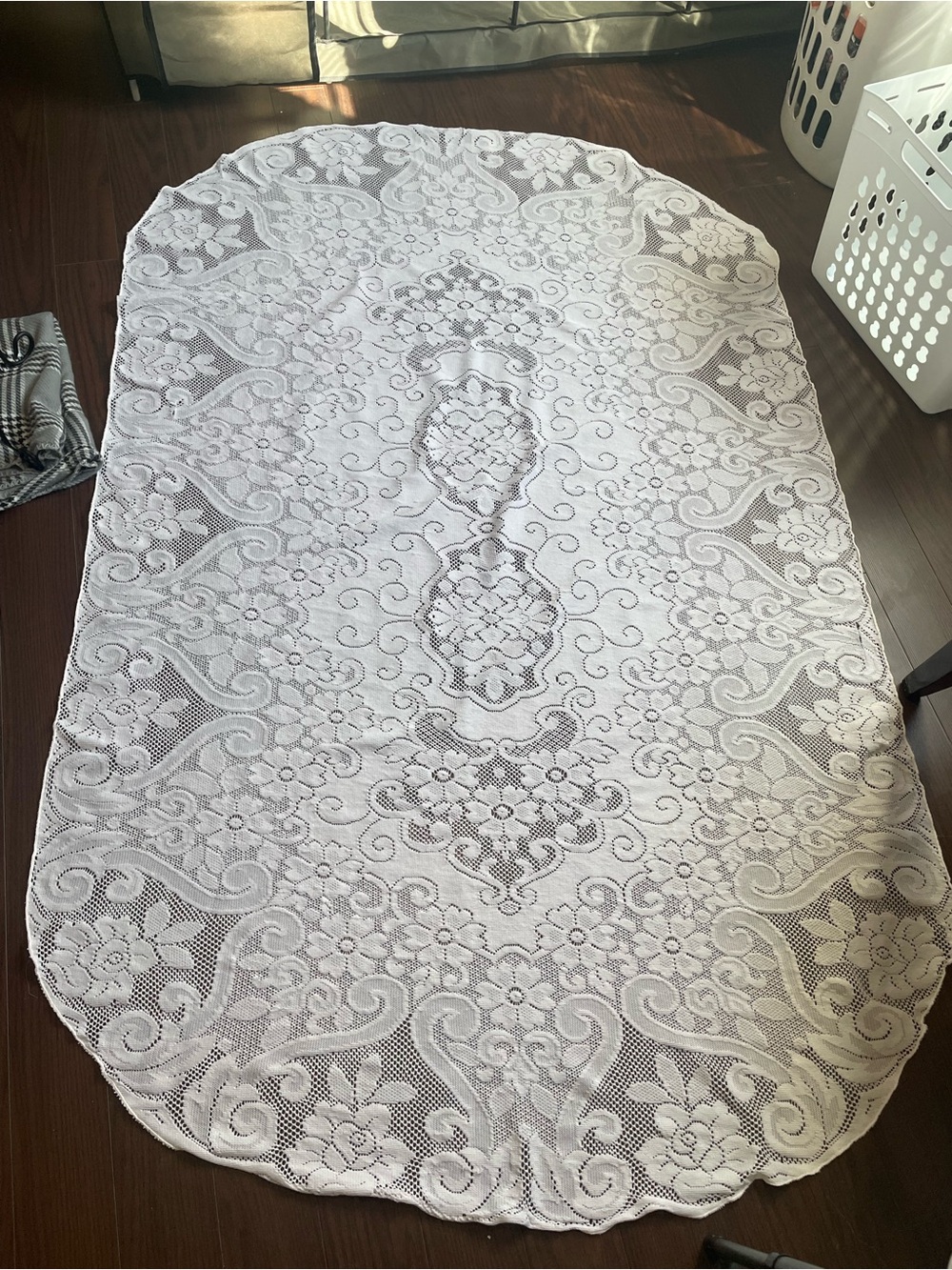 Vintage-Style Oval White Lace Tablecloth - Elegant Floral Design 51”x82”